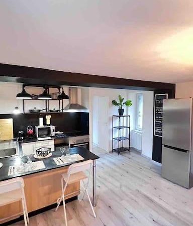 Logement Moderne Au Coeur Du Village Saint-Georges-de-Luzencon Ngoại thất bức ảnh