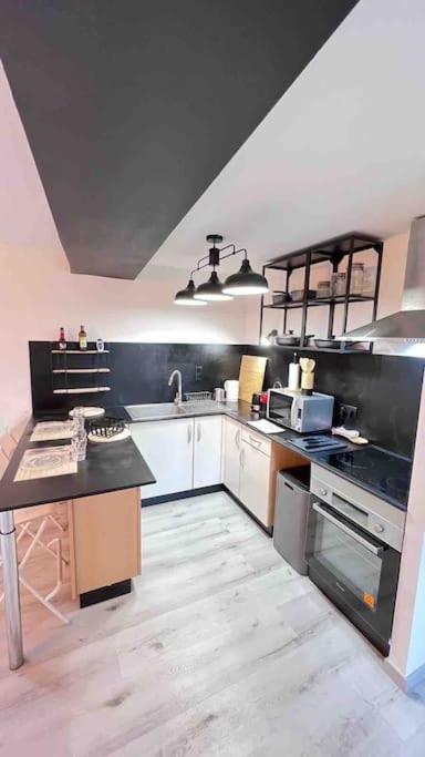 Logement Moderne Au Coeur Du Village Saint-Georges-de-Luzencon Ngoại thất bức ảnh