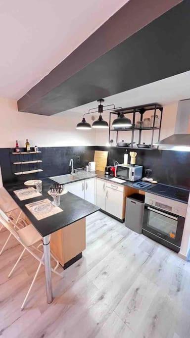 Logement Moderne Au Coeur Du Village Saint-Georges-de-Luzencon Ngoại thất bức ảnh