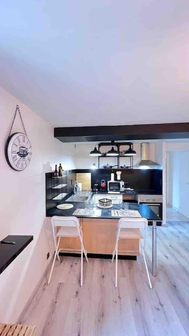 Logement Moderne Au Coeur Du Village Saint-Georges-de-Luzencon Ngoại thất bức ảnh