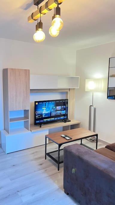 Logement Moderne Au Coeur Du Village Saint-Georges-de-Luzencon Ngoại thất bức ảnh