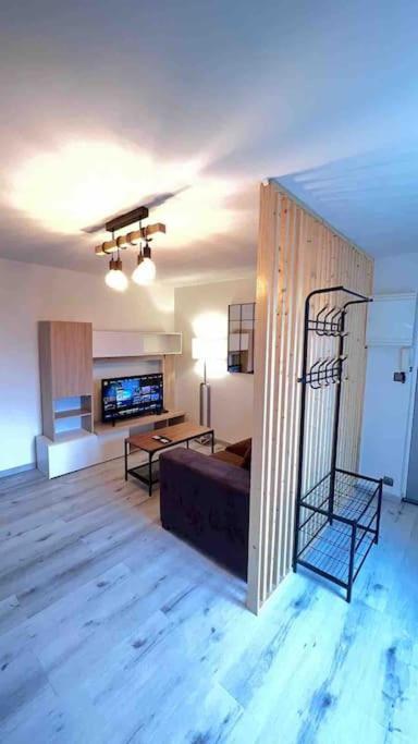 Logement Moderne Au Coeur Du Village Saint-Georges-de-Luzencon Ngoại thất bức ảnh