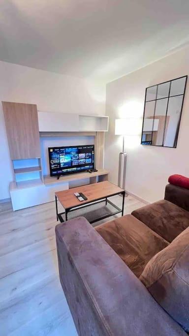Logement Moderne Au Coeur Du Village Saint-Georges-de-Luzencon Ngoại thất bức ảnh