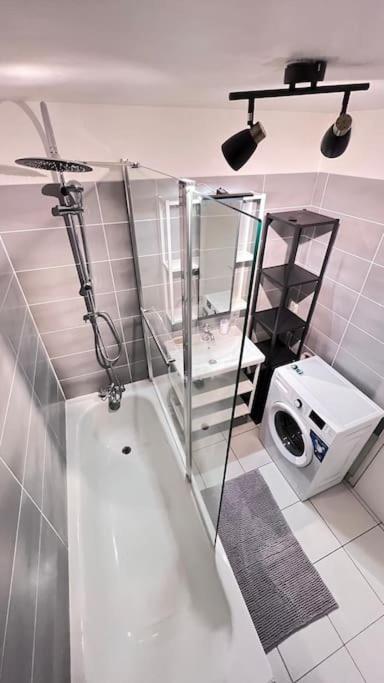 Logement Moderne Au Coeur Du Village Saint-Georges-de-Luzencon Ngoại thất bức ảnh