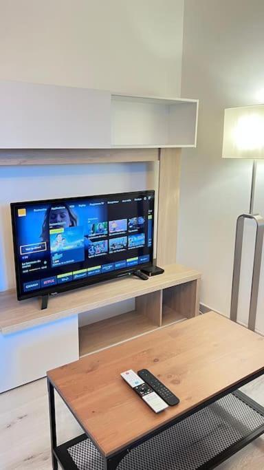 Logement Moderne Au Coeur Du Village Saint-Georges-de-Luzencon Ngoại thất bức ảnh