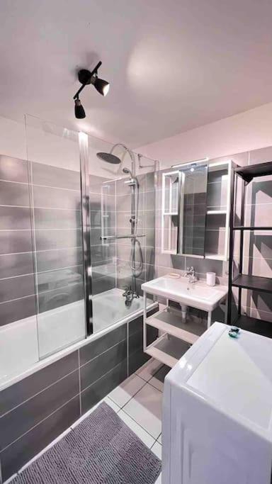 Logement Moderne Au Coeur Du Village Saint-Georges-de-Luzencon Ngoại thất bức ảnh